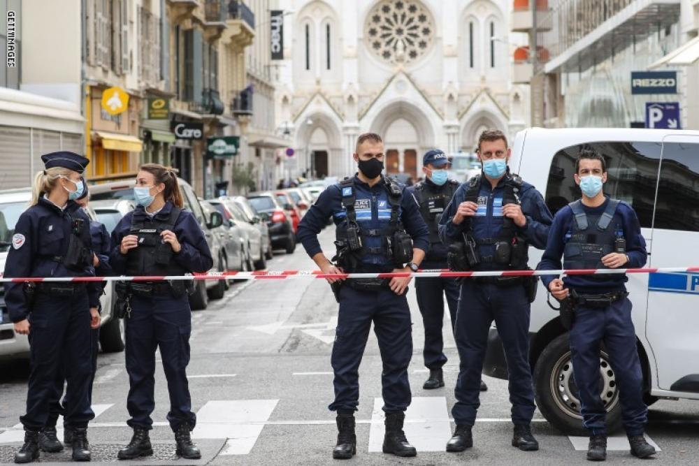 ماكرون يعلن نشر آلاف الجنود في فرنسا والشرطة تقتل مسلحاً يمينياً