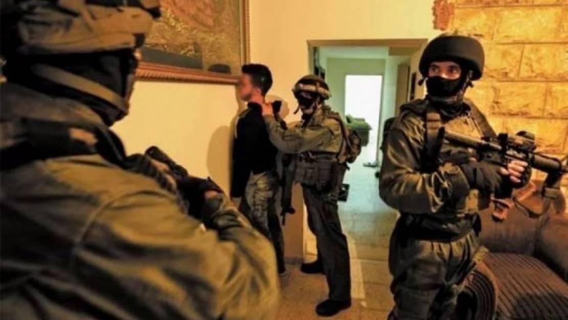 الاحتلال يشن حملة اعتقالات ومداهمات في مدن الضفة والقدس