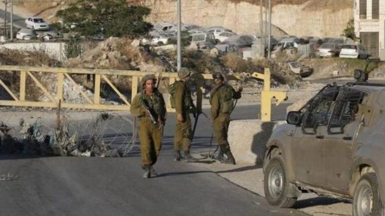 الاحتلال يغلق المدخل الغربي لبيت لحم ويصادر جرارًا زراعيًا في جنين