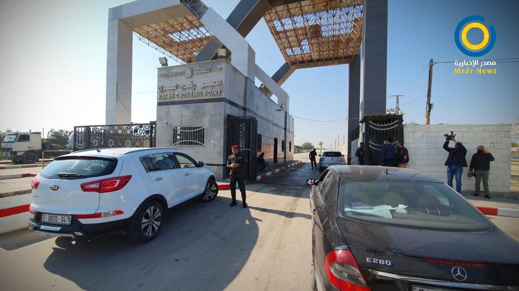 وفود الفصائل الفلسطينية تبدأ بالمغادرة للقاهرة للمشاركة بالحوارات الوطنية