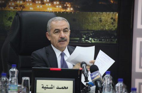 بالفيديو: اشتية يعلن وقف جميع الخصومات من الرواتب لهذا الشهر