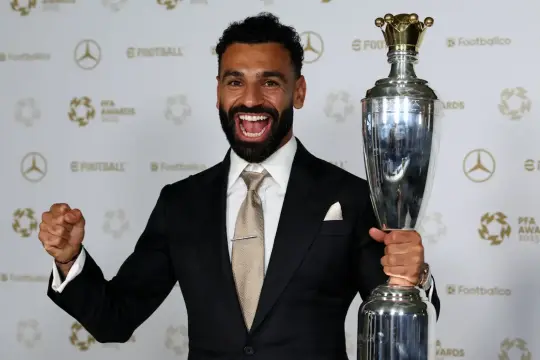 محمد صلاح يكتب التاريخ بجائزة أفضل لاعب في البريمرليغ