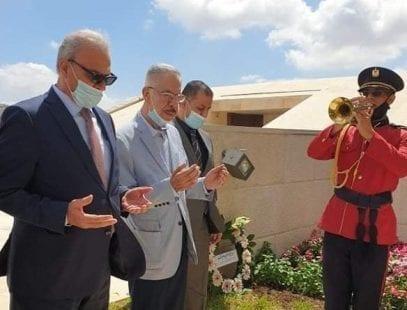 باسم الرئيس: أبو عمرو يضع إكليلا من الزهور على ضريح محمود درويش