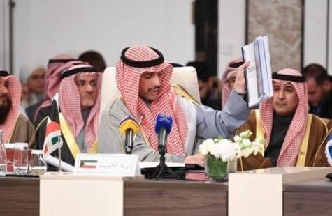 الغانم يلقي بمستندات صفقة القرن في القمامة | فيديو