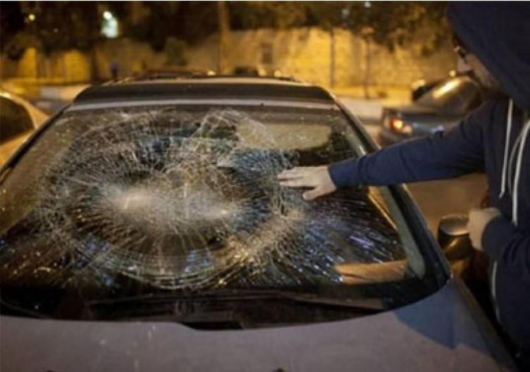 مستوطنون يهاجمون مركبات المواطنين بالحجارة في الخليل وسلفيت
