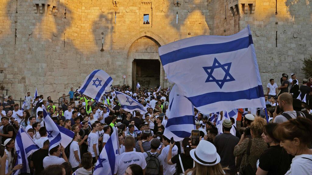 جماعات الهيكل تنظم مسيرة أعلام استفزازية ليلية بالقدس