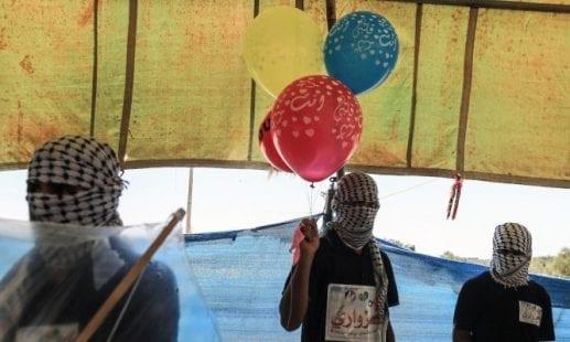 مسيرة العودة مستمرة وشبان مستمرون في إطلاق البالونات الحارقة