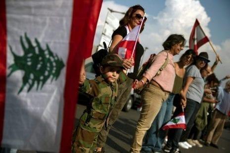 لليوم 12..المحتجون في لبنان يقطعون الطرق الرئيسية