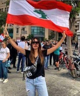 بالصور| فنانين واعلامين لبنانيون يشاركون بالتظاهرات في لبنان