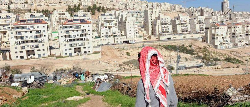 الاحتلال يلتهم مزيد من الأراضي الفلسطينية ويصادق على بناء 4300 وحدة استيطانية