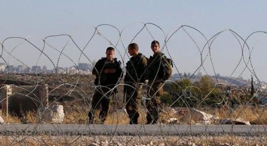 الاحتلال يعتقل شابين فلسطينيين بزعم اجتيازهم السياج الأمني مع غزة