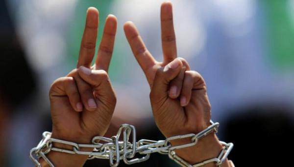 الاحتلال يعلن عن بدء مصادرة رواتب الأسرى مطلع يناير وبنوك بدأت بالتنفيذ