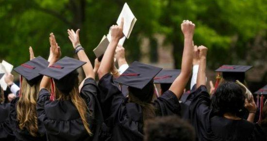 وزارة التعليم تعلن عن توفر منح دراسية لدرجة البكالوريوس