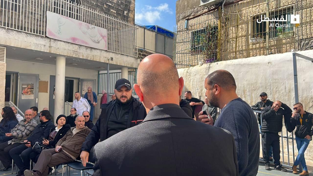القدس المحتلة: الاحتلال يعتقل شابين ويقتحم مدرسة الطفل العربي
