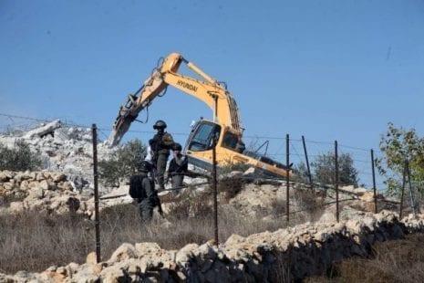 جرافات الاحتلال تهدم ثلاث منازل في كفر قاسم وتدمر محاصيل زراعية في النقب