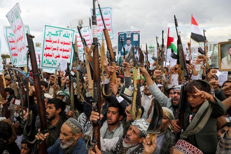 هذا ما دفع ترامب لقرار وقف العملية ضد الحوثيين؟