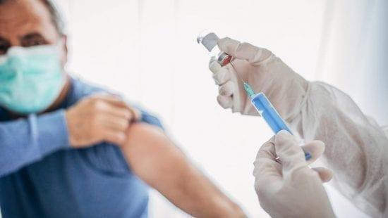 أميركا تعطي الضوء الأخضر للقاح كورونا قبل اكتمال التجارب السريرية