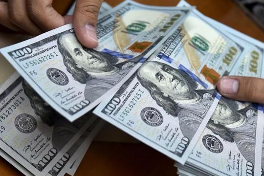 الدولار يستقر قرب أدنى مستوى في 4 سنوات