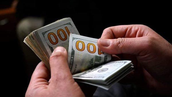 عقب الانخفاض الحاد.. محلل يتوقع مسار سعر الدولار مقابل الشيكل