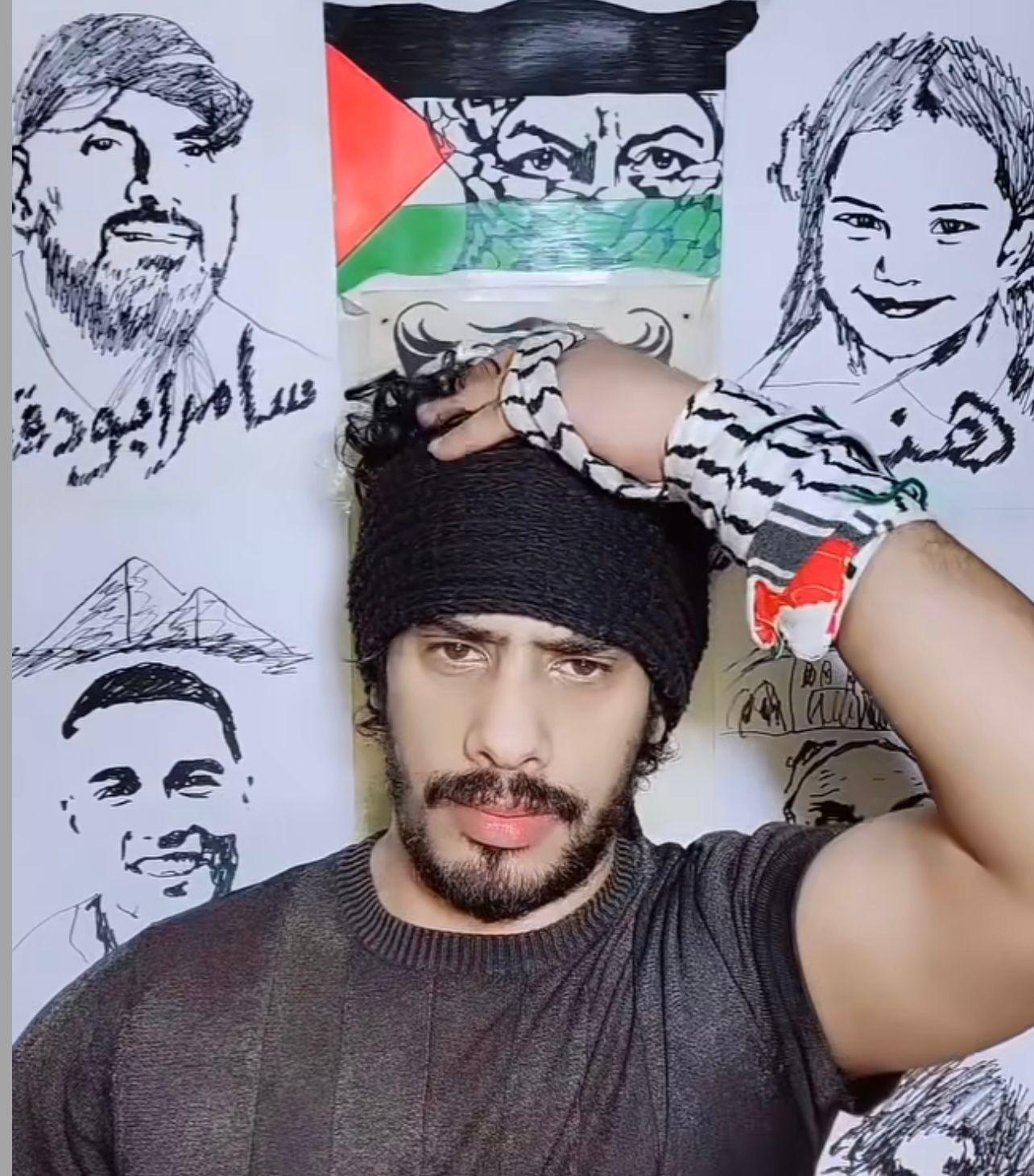 الرسم بأذنه وخصلات شعره.. هكذا تضامن اليمني صدام الأديمي مع غزة