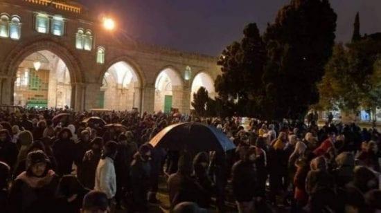 شرطة الاحتلال تعتدي على المصلين وتعزز الأمن في محيط الأقصى