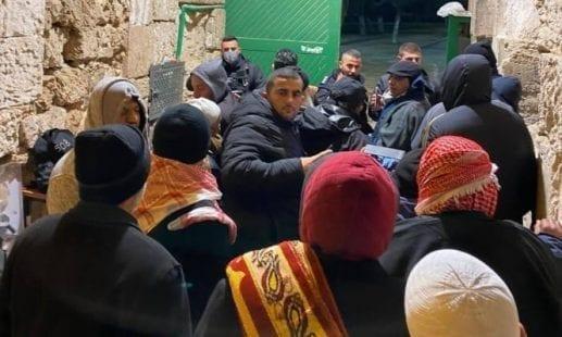 بزعم كورونا: الاحتلال يضيق على الفلسطينيين بالأقصى ويهددهم بالغرامات