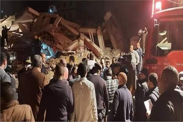 انهيار مبنى سكني من 10 طوابق في مصر