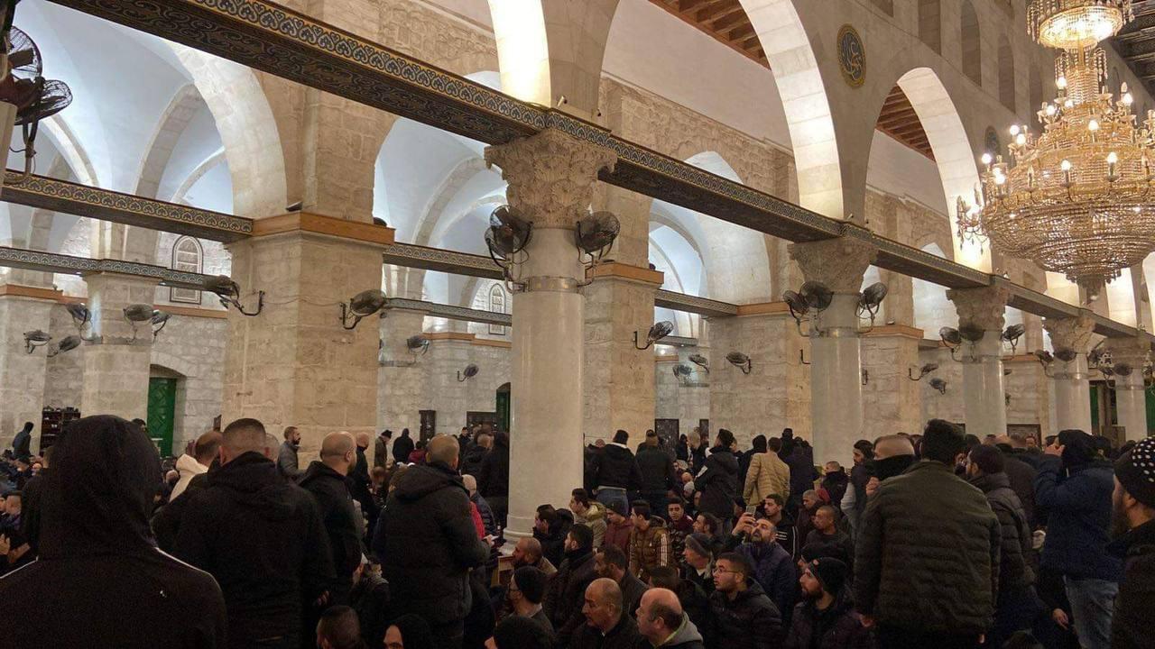 الآلاف يؤدون صلاة الفجر العظيم في المسجد الأقصى
