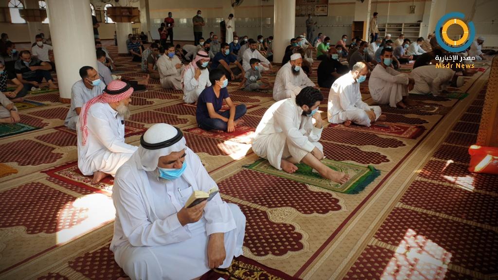 بالصور: المواطنون في جنوب ووسط القطاع يصلون الجمعة لأول مرة منذ أكثر من 40 يوماً