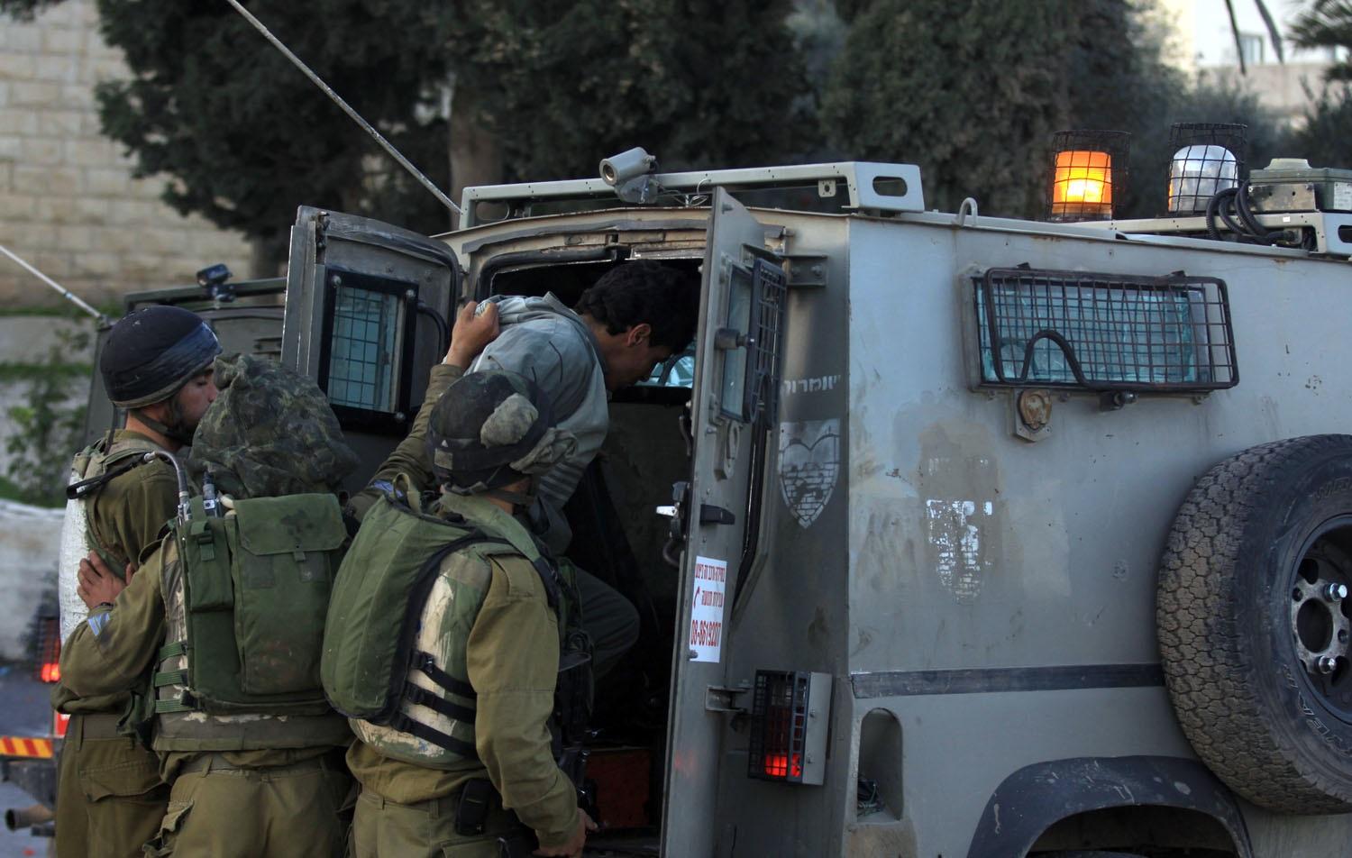 جيش الاحتلال يعتقل عدد من الفلسطينيين في الضفة والقدس