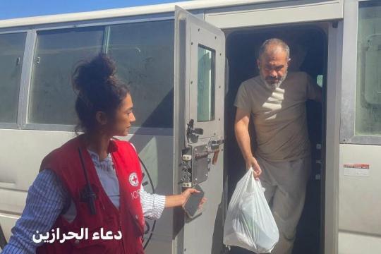 الاحتلال يفرج عن 13 أسيرا فلسطينيا من غزة بعد اعتقالهم بظروف قاسية