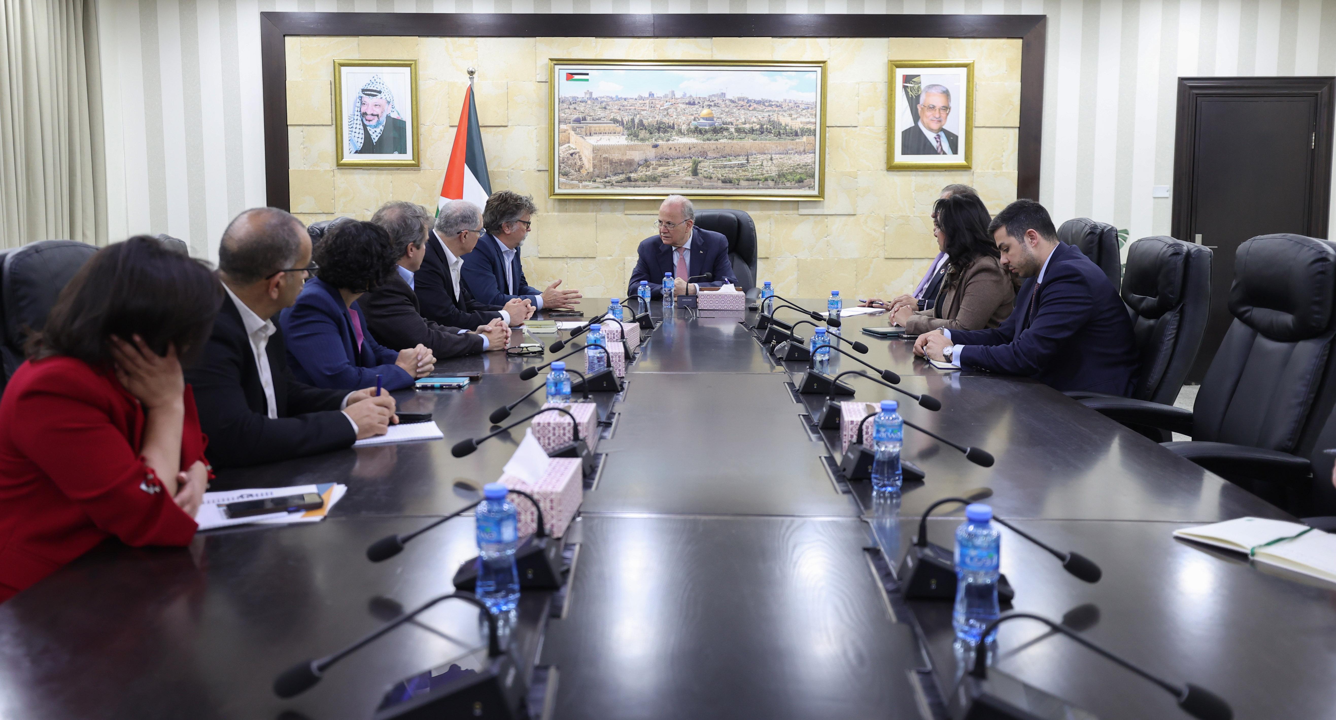 مصطفى يبحث مع "أنيرا" تنسيق الجهود والضغط لإدخال المساعدات إلى قطاع غزة