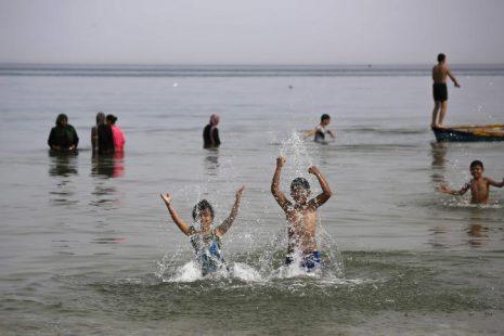 طقس فلسطين: أجواء حارة نسبيًا اليوم الاثنين والبحر خفيف ارتفاع الموج