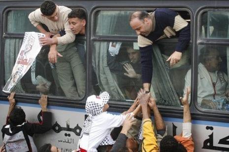 الاحتلال يعرض صفقة تبادل أسرى على حماس.. فما تفاصيلها؟