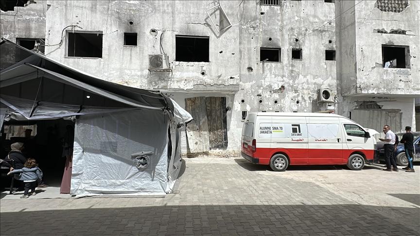 الهلال الأحمر يجلي جرحى وطواقم طبية من مستشفيين شمال غزة