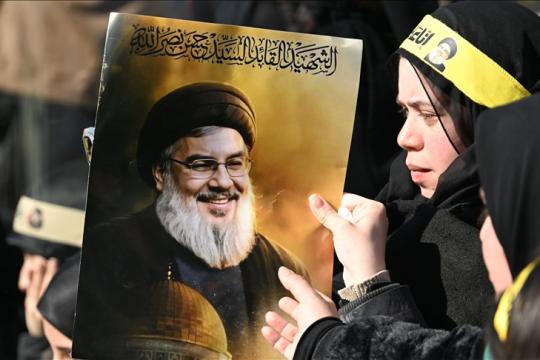جدل لبناني عقب إعلان "حزب الله" إضاءة صخرة الروشة بصورة حسن نصر الله