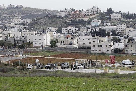مستوطنون يقطعون الكهرباء والمياه عن 15 عائلة فلسطينية بالضفة