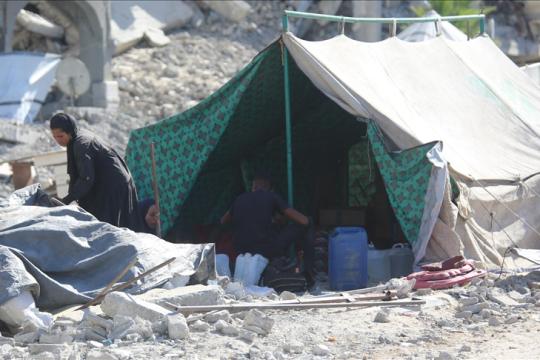 الأونروا: آلاف نازحي مدينة غزة وجباليا يعيشون بملاجئ بلا مياه نظيفة