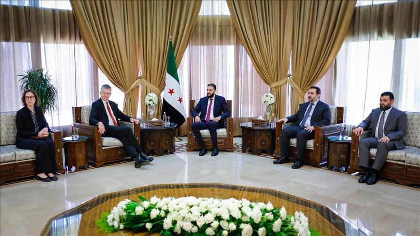 الشرع يبحث مع مسؤول بريطاني تعزيز العلاقات وأمن المنطقة