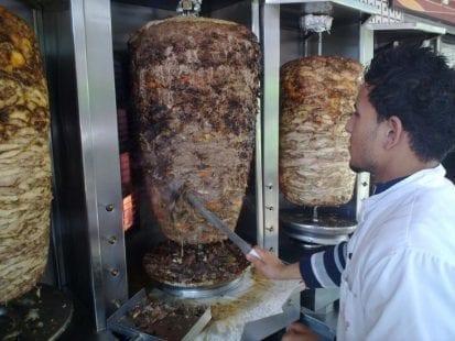 وزير الداخلية يغلق عددا من المنشآت والمطاعم التي زارها الوفد الكوري