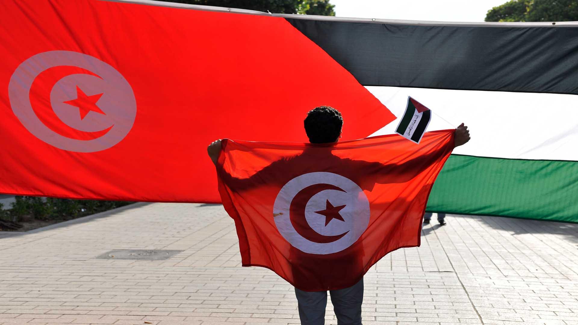 عباس يهنئ الرئيس التونسي بذكرى الاستقلال