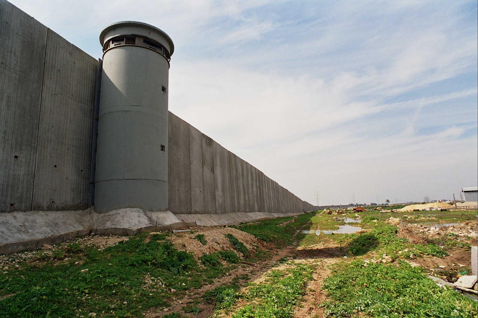 الاحتلال يُلفي تصريح البطاقة الذي يقيد دخول المزارعين الفلسطينيين لأراضيهم الواقعة خلف جدار الفصل