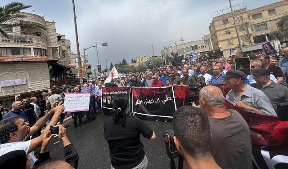 تنديداً بالجريمة وتقاعس الشرطة.. المئات يشاركون بتظاهرة غاضبة في الداخل المحتل