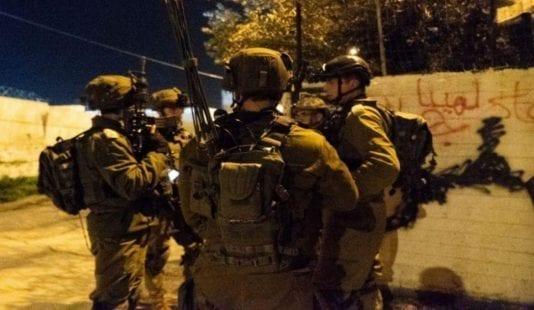 قوات الاحتلال تعتقل 12 مواطناً من القدس وتهدم مقهى غرب بيت لحم