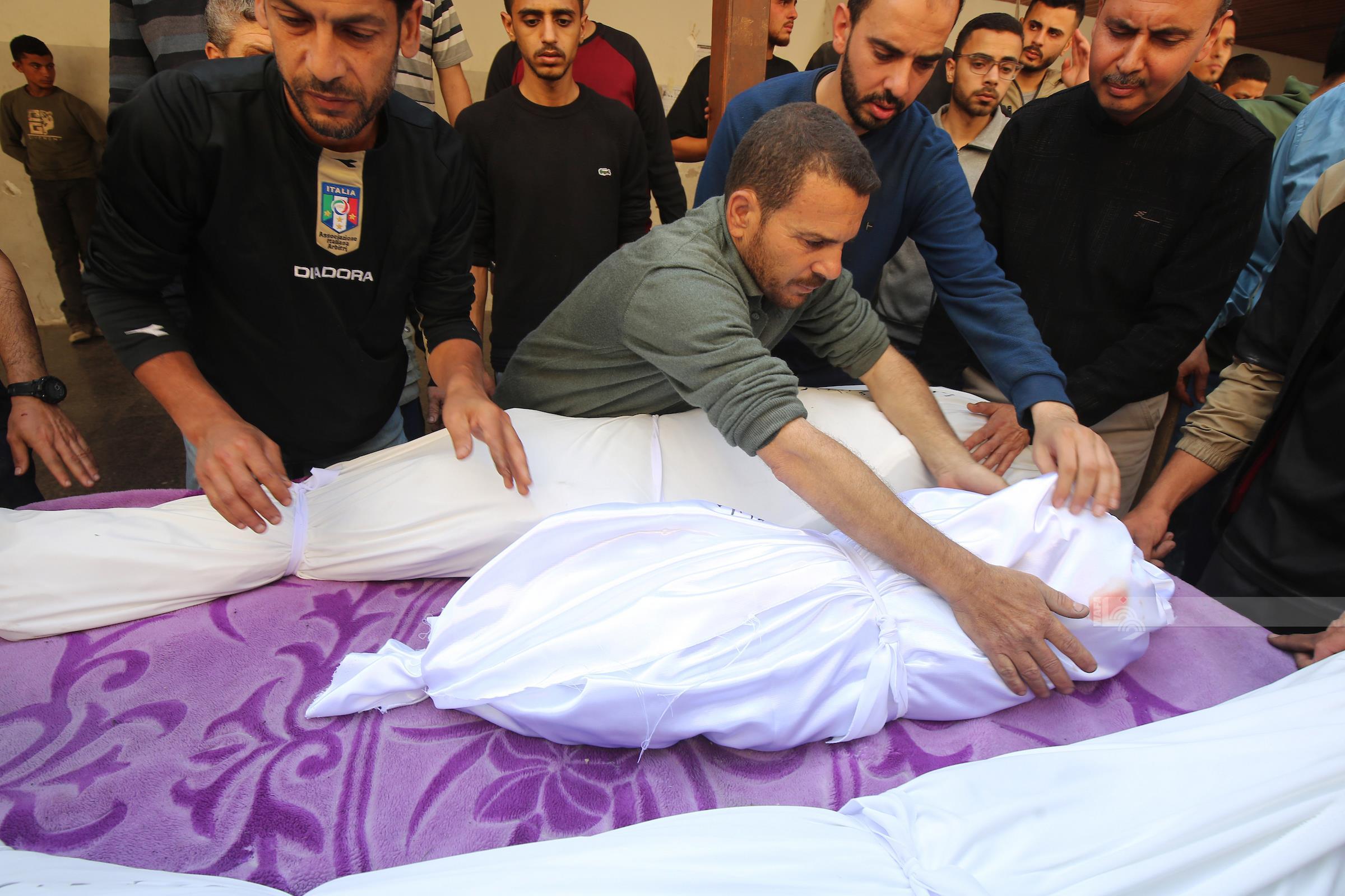 4 شهداء في قصف الاحتلال مقرا للأونروا بمخيم جباليا شمال قطاع غزة