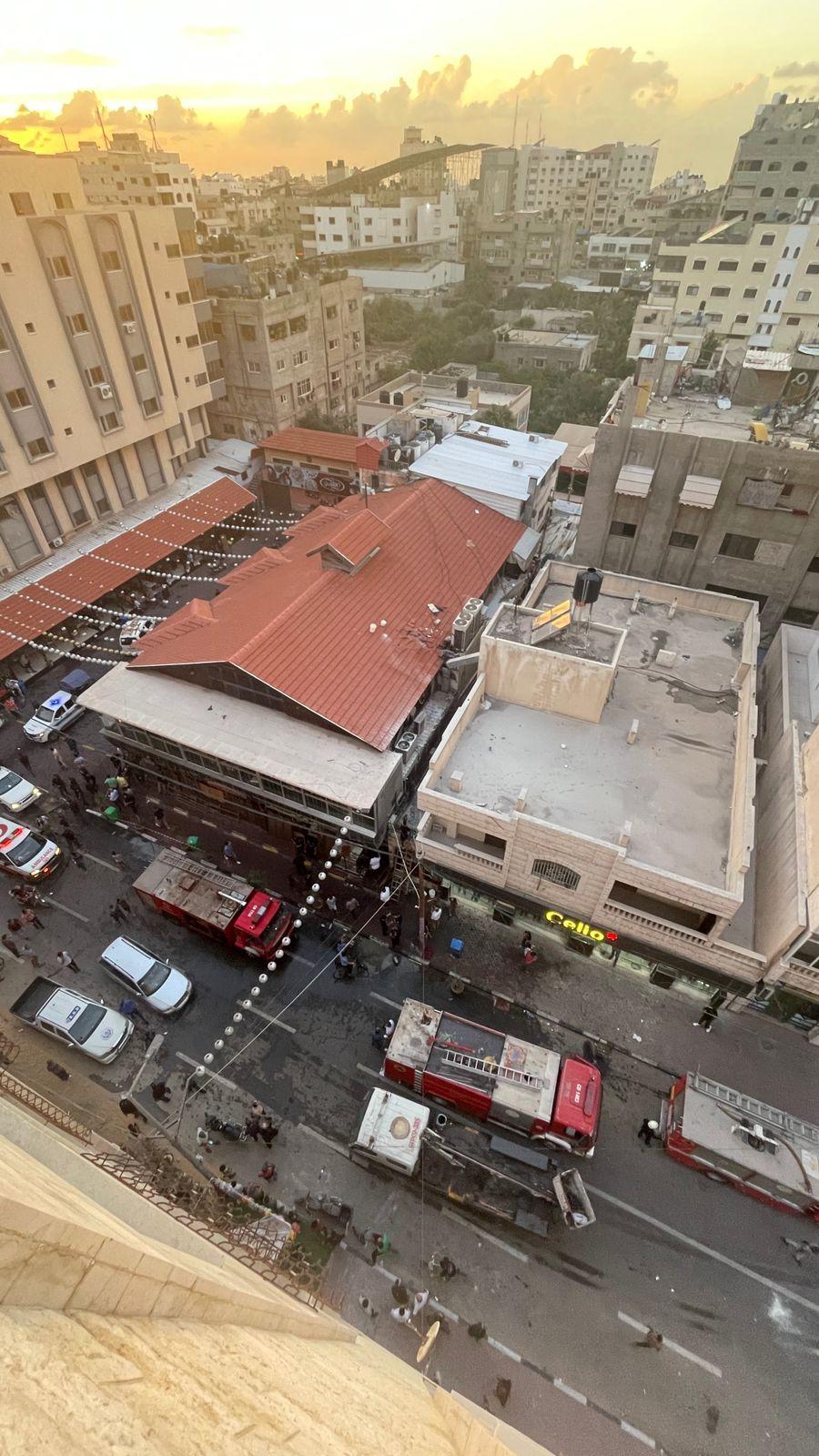 الدفاع المدني يسيطر على حريق اندلع بأحد المطاعم وسط مدينة غزة