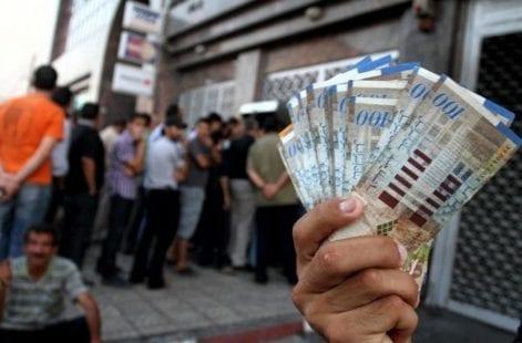 البدء بصرف جزء  من مستحقات موظفي السلطة في الضفة وغزة