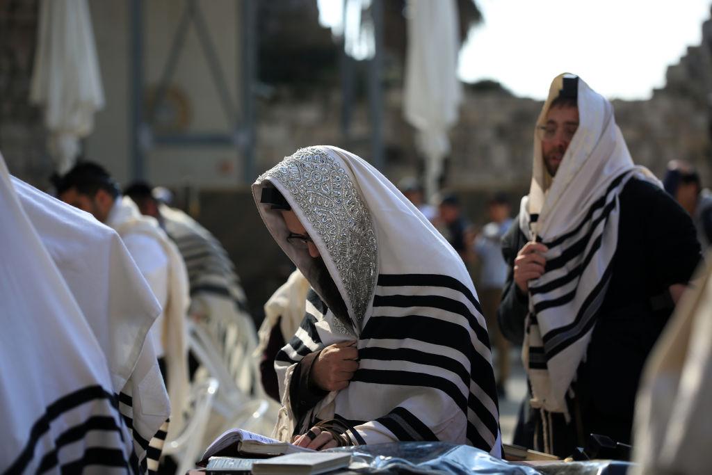 يهود يبصقون على مصلين مسيحيين في القدس